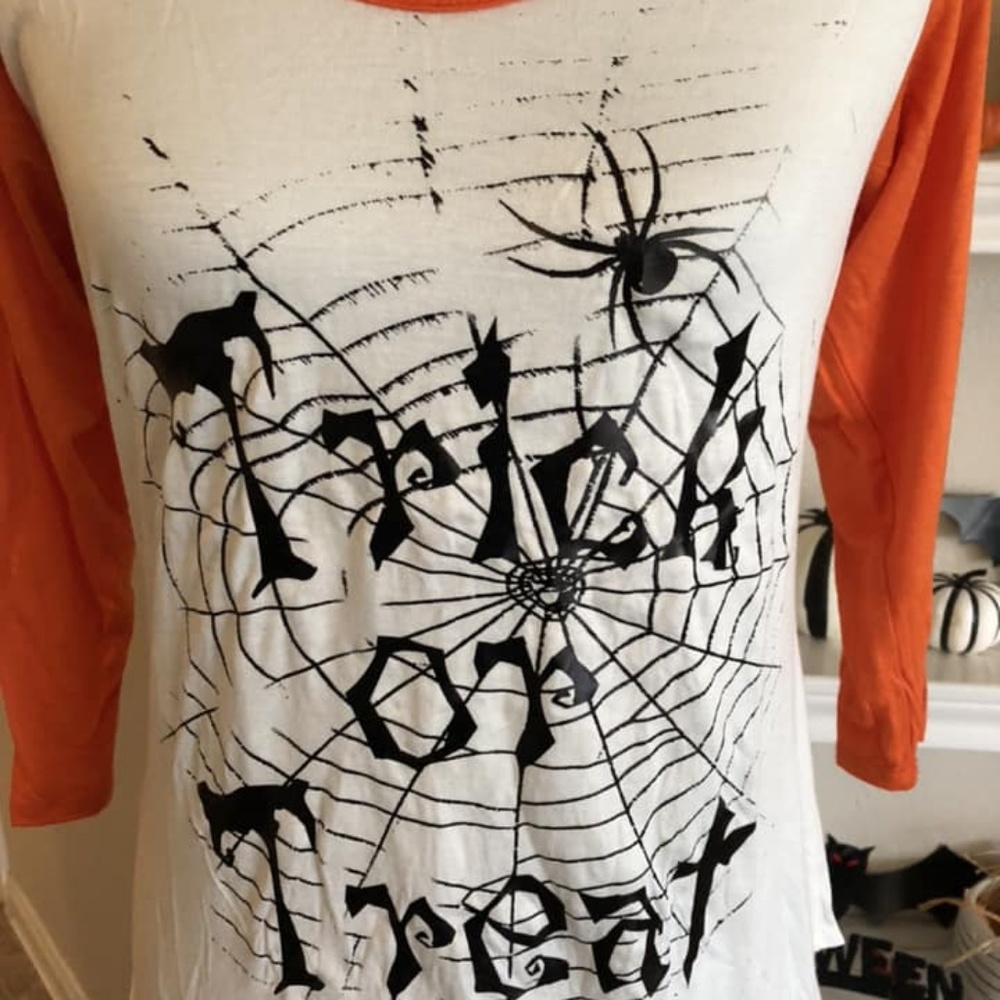 NWT Free Kisses Halloween tee top trick or treat S - Picture 2 of 4